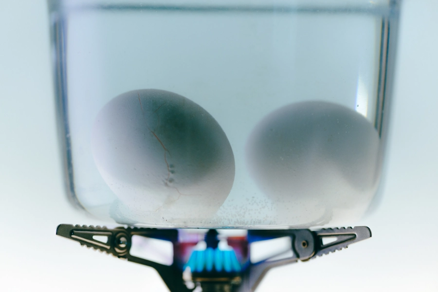 ガラス鍋と卵の外観